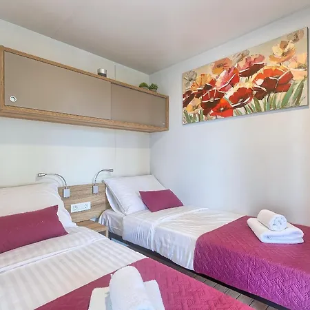 Total Escape Mobile Nera Camp Porton Biondi Dom wakacyjny